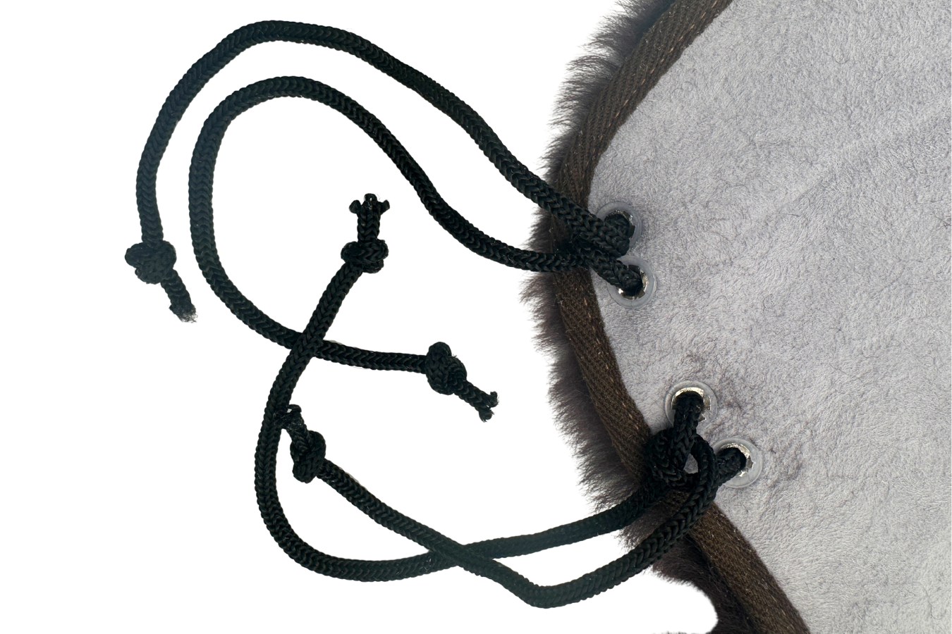 western-sitzbezug-befestigung Lammfell Western Sattelsitzbezug mit Hornausschnitt Detailbild Befestigung
